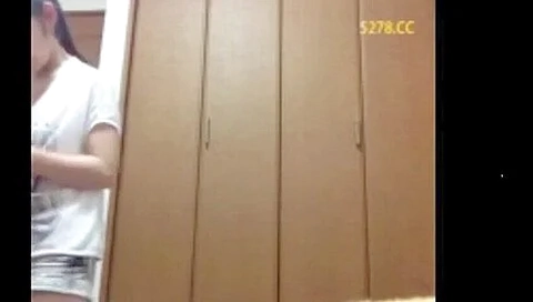 231113童顔でかわいいの胸チラ235