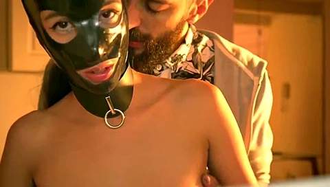 Juegos De Dominacion Y Sumision Con Una Latina De Mascara De Latex