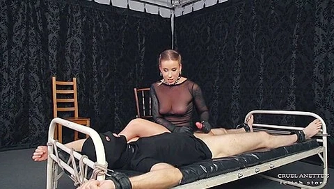 Aroused From Her Soles - Mistress Anette - Minnie Manga - Handjob