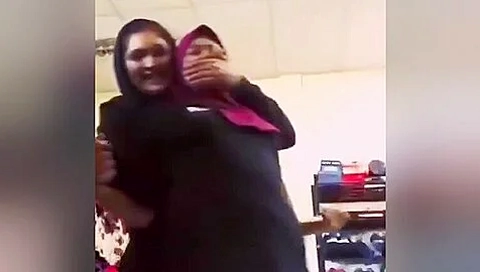 Hijab Girl Handgag