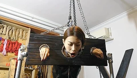 Captive Latex Babe (chinese)